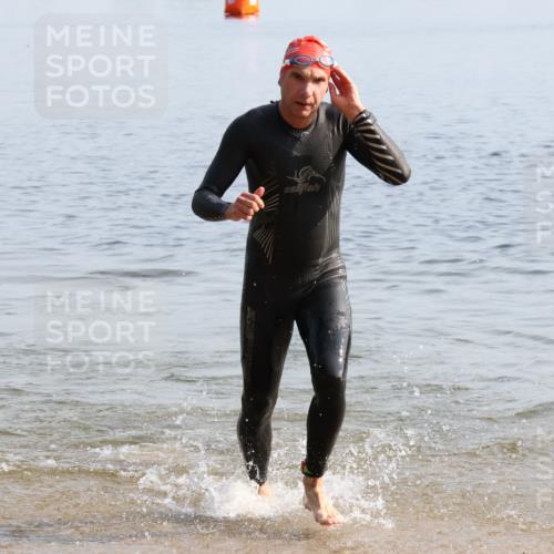15.06.2025 - 27. Vierlanden-Triathlon Lena Gebhardt http://msf.ph/oto/8047817 15.06.2025 08:53:19 Schwimmen 133, 162, 169 meine-sportfotos.de