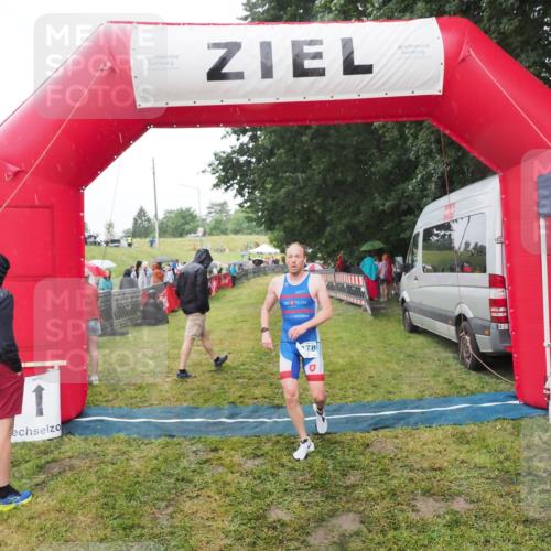 21.06.2025 - 27. Vierlanden-Triathlon MichiJ http://msf.ph/oto/8047818 15.06.2026 14:15:29 Ziel 1278 meine-sportfotos.de