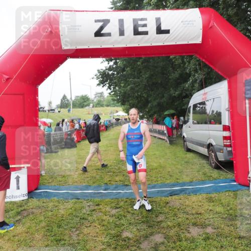 21.06.2025 - 27. Vierlanden-Triathlon MichiJ http://msf.ph/oto/8047819 15.06.2026 14:15:29 Ziel 1278 meine-sportfotos.de