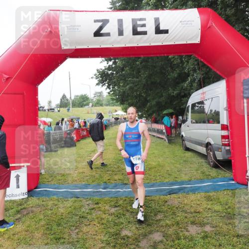 21.06.2025 - 27. Vierlanden-Triathlon MichiJ http://msf.ph/oto/8047822 15.06.2026 14:15:29 Ziel 1278 meine-sportfotos.de