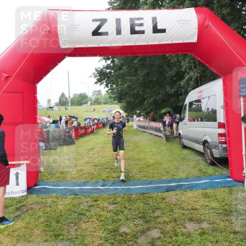 21.06.2025 - 27. Vierlanden-Triathlon MichiJ http://msf.ph/oto/8047828 15.06.2026 14:15:39 Ziel 1211 meine-sportfotos.de