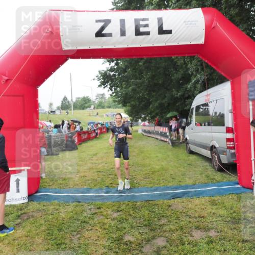 21.06.2025 - 27. Vierlanden-Triathlon MichiJ http://msf.ph/oto/8047831 15.06.2026 14:15:40 Ziel 1211, 1309 meine-sportfotos.de