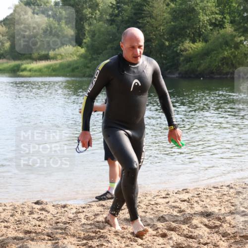 15.06.2025 - 27. Vierlanden-Triathlon Lena Gebhardt http://msf.ph/oto/8047834 15.06.2025 08:53:23 Schwimmen 162, 169 meine-sportfotos.de