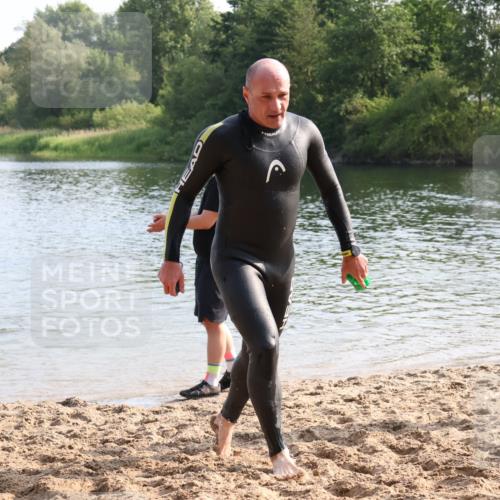15.06.2025 - 27. Vierlanden-Triathlon Lena Gebhardt http://msf.ph/oto/8047836 15.06.2025 08:53:23 Schwimmen 162, 169 meine-sportfotos.de
