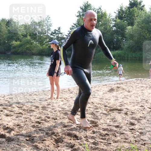 15.06.2025 - 27. Vierlanden-Triathlon Lena Gebhardt http://msf.ph/oto/8047840 15.06.2025 08:53:24 Schwimmen 162, 169 meine-sportfotos.de