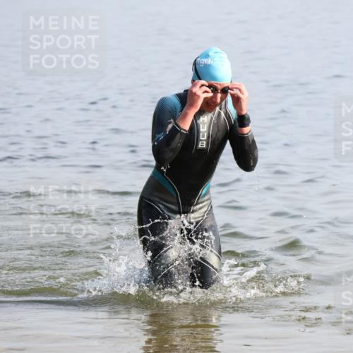 15.06.2025 - 27. Vierlanden-Triathlon Lena Gebhardt http://msf.ph/oto/8047844 15.06.2025 08:53:42 Schwimmen 202 meine-sportfotos.de
