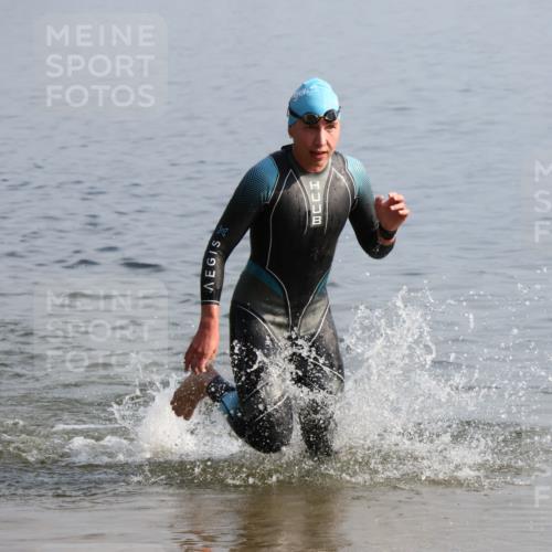 15.06.2025 - 27. Vierlanden-Triathlon Lena Gebhardt http://msf.ph/oto/8047847 15.06.2025 08:53:43 Schwimmen 202 meine-sportfotos.de