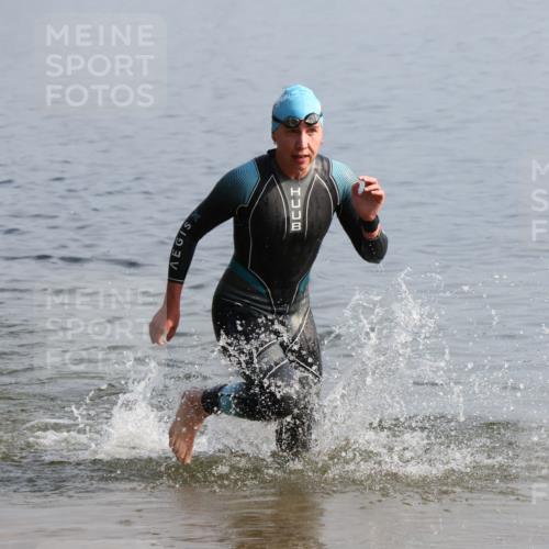 15.06.2025 - 27. Vierlanden-Triathlon Lena Gebhardt http://msf.ph/oto/8047849 15.06.2025 08:53:43 Schwimmen 202 meine-sportfotos.de