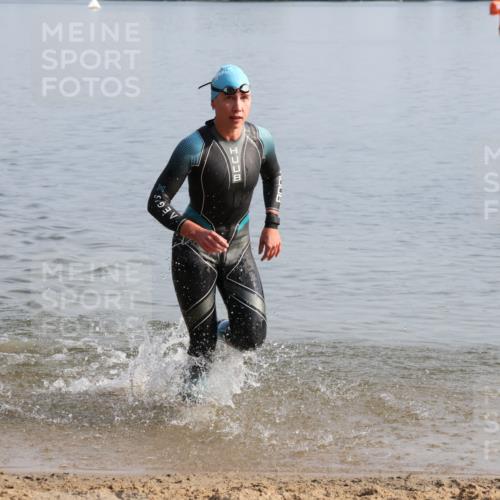 15.06.2025 - 27. Vierlanden-Triathlon Lena Gebhardt http://msf.ph/oto/8047855 15.06.2025 08:53:44 Schwimmen 202 meine-sportfotos.de