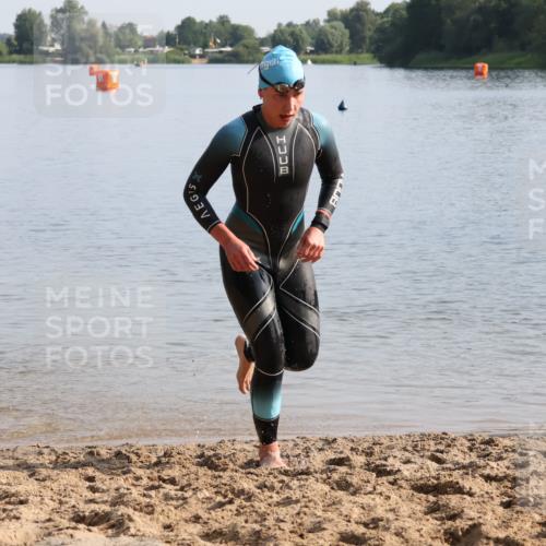 15.06.2025 - 27. Vierlanden-Triathlon Lena Gebhardt http://msf.ph/oto/8047863 15.06.2025 08:53:45 Schwimmen 202 meine-sportfotos.de