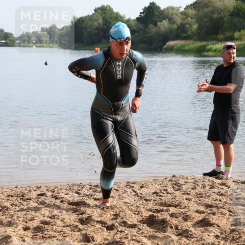 15.06.2025 - 27. Vierlanden-Triathlon Lena Gebhardt http://msf.ph/oto/8047868 15.06.2025 08:53:46 Schwimmen 202 meine-sportfotos.de