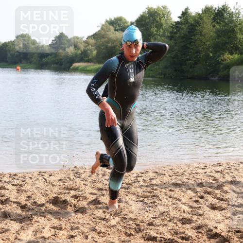 15.06.2025 - 27. Vierlanden-Triathlon Lena Gebhardt http://msf.ph/oto/8047870 15.06.2025 08:53:46 Schwimmen 202 meine-sportfotos.de