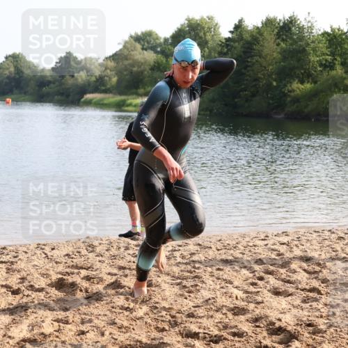 15.06.2025 - 27. Vierlanden-Triathlon Lena Gebhardt http://msf.ph/oto/8047871 15.06.2025 08:53:46 Schwimmen 202 meine-sportfotos.de