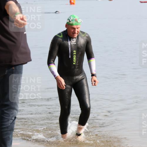 15.06.2025 - 27. Vierlanden-Triathlon Lena Gebhardt http://msf.ph/oto/8047878 15.06.2025 08:54:44 Schwimmen 108 meine-sportfotos.de