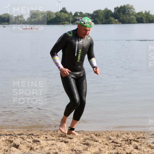 15.06.2025 - 27. Vierlanden-Triathlon Lena Gebhardt http://msf.ph/oto/8047887 15.06.2025 08:54:47 Schwimmen 108 meine-sportfotos.de