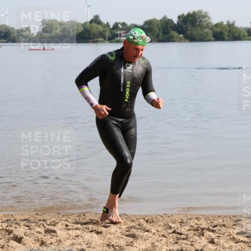 15.06.2025 - 27. Vierlanden-Triathlon Lena Gebhardt http://msf.ph/oto/8047889 15.06.2025 08:54:47 Schwimmen 108 meine-sportfotos.de