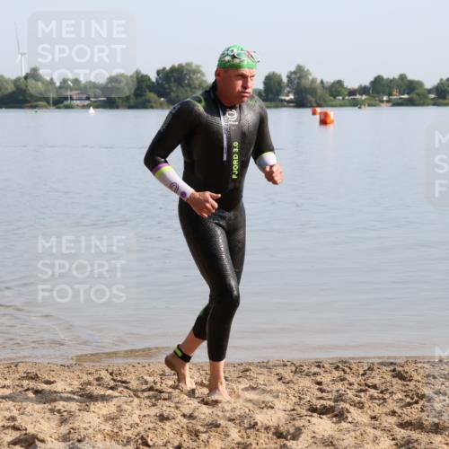 15.06.2025 - 27. Vierlanden-Triathlon Lena Gebhardt http://msf.ph/oto/8047891 15.06.2025 08:54:48 Schwimmen 108 meine-sportfotos.de