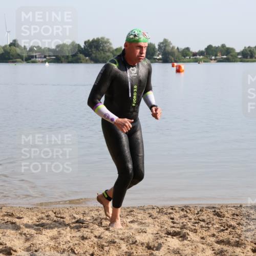 15.06.2025 - 27. Vierlanden-Triathlon Lena Gebhardt http://msf.ph/oto/8047893 15.06.2025 08:54:48 Schwimmen 108 meine-sportfotos.de