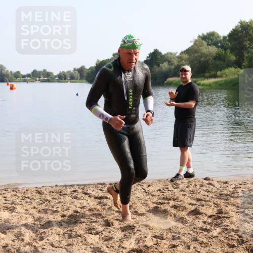 15.06.2025 - 27. Vierlanden-Triathlon Lena Gebhardt http://msf.ph/oto/8047898 15.06.2025 08:54:49 Schwimmen 108 meine-sportfotos.de