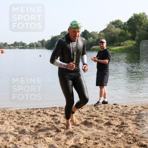 15.06.2025 - 27. Vierlanden-Triathlon Lena Gebhardt http://msf.ph/oto/8047900 15.06.2025 08:54:49 Schwimmen 108 meine-sportfotos.de