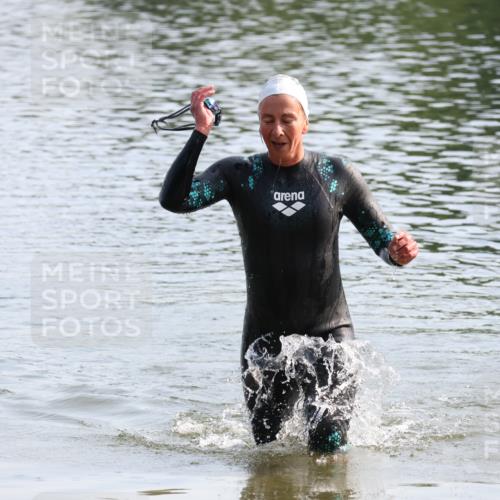 15.06.2025 - 27. Vierlanden-Triathlon Lena Gebhardt http://msf.ph/oto/8047909 15.06.2025 08:55:32 Schwimmen 225 meine-sportfotos.de