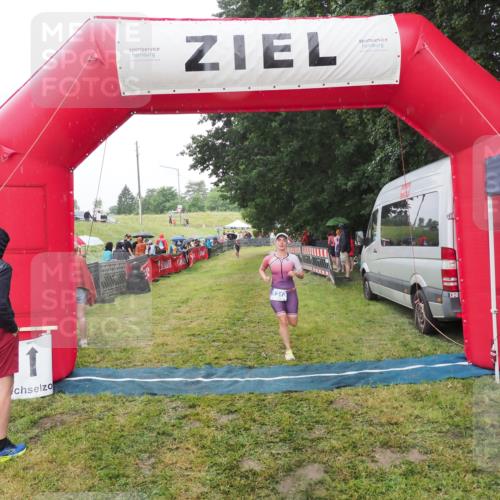 21.06.2025 - 27. Vierlanden-Triathlon MichiJ http://msf.ph/oto/8047912 15.06.2026 14:15:54 Ziel 1210, 1217, 1293 meine-sportfotos.de