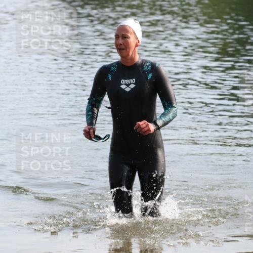 15.06.2025 - 27. Vierlanden-Triathlon Lena Gebhardt http://msf.ph/oto/8047913 15.06.2025 08:55:32 Schwimmen 225 meine-sportfotos.de