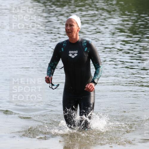 15.06.2025 - 27. Vierlanden-Triathlon Lena Gebhardt http://msf.ph/oto/8047915 15.06.2025 08:55:32 Schwimmen 225 meine-sportfotos.de