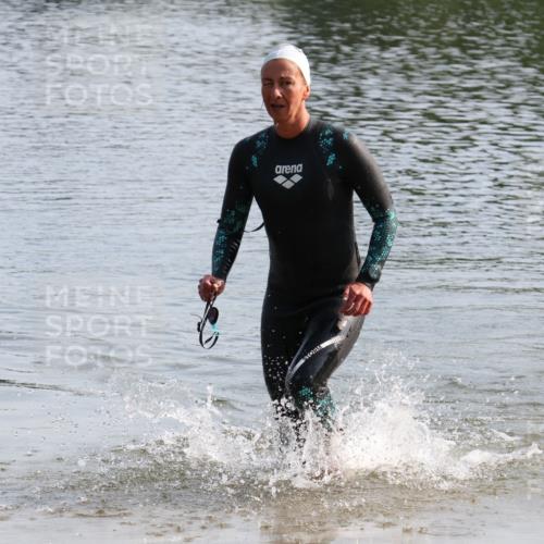 15.06.2025 - 27. Vierlanden-Triathlon Lena Gebhardt http://msf.ph/oto/8047919 15.06.2025 08:55:33 Schwimmen 225 meine-sportfotos.de