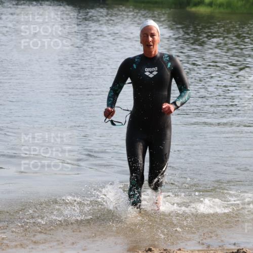 15.06.2025 - 27. Vierlanden-Triathlon Lena Gebhardt http://msf.ph/oto/8047920 15.06.2025 08:55:34 Schwimmen 225 meine-sportfotos.de
