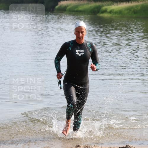 15.06.2025 - 27. Vierlanden-Triathlon Lena Gebhardt http://msf.ph/oto/8047924 15.06.2025 08:55:34 Schwimmen 225 meine-sportfotos.de