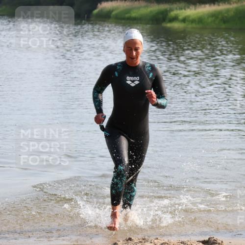 15.06.2025 - 27. Vierlanden-Triathlon Lena Gebhardt http://msf.ph/oto/8047926 15.06.2025 08:55:34 Schwimmen 225 meine-sportfotos.de