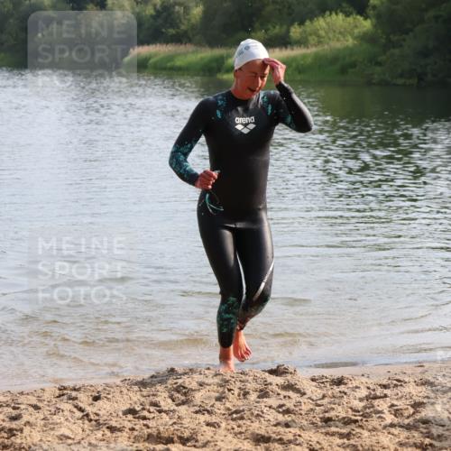 15.06.2025 - 27. Vierlanden-Triathlon Lena Gebhardt http://msf.ph/oto/8047930 15.06.2025 08:55:35 Schwimmen 225 meine-sportfotos.de