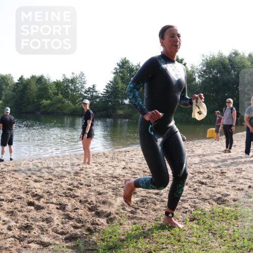 15.06.2025 - 27. Vierlanden-Triathlon Lena Gebhardt http://msf.ph/oto/8047944 15.06.2025 08:55:38 Schwimmen 225 meine-sportfotos.de