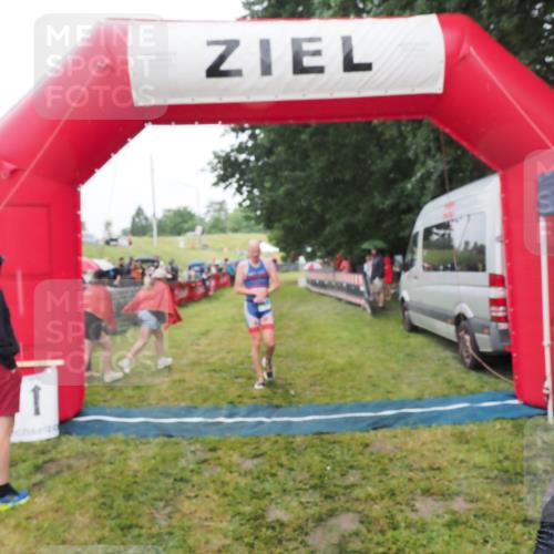 21.06.2025 - 27. Vierlanden-Triathlon MichiJ http://msf.ph/oto/8047948 15.06.2026 14:16:06 Ziel 1173, 1277 meine-sportfotos.de