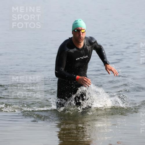 15.06.2025 - 27. Vierlanden-Triathlon Lena Gebhardt http://msf.ph/oto/8047953 15.06.2025 08:56:13 Schwimmen 239 meine-sportfotos.de