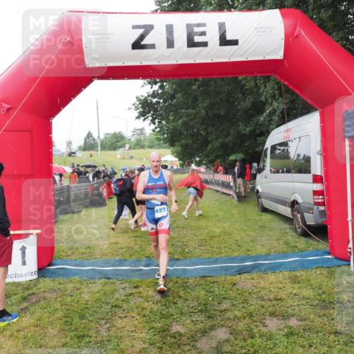 21.06.2025 - 27. Vierlanden-Triathlon MichiJ http://msf.ph/oto/8047972 15.06.2026 14:16:07 Ziel 1173, 1277 meine-sportfotos.de