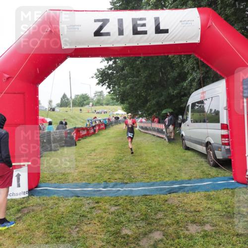 21.06.2025 - 27. Vierlanden-Triathlon MichiJ http://msf.ph/oto/8047976 15.06.2026 14:16:17 Ziel 1253 meine-sportfotos.de
