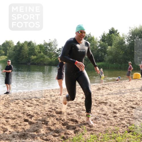 15.06.2025 - 27. Vierlanden-Triathlon Lena Gebhardt http://msf.ph/oto/8047981 15.06.2025 08:56:17 Schwimmen 239 meine-sportfotos.de
