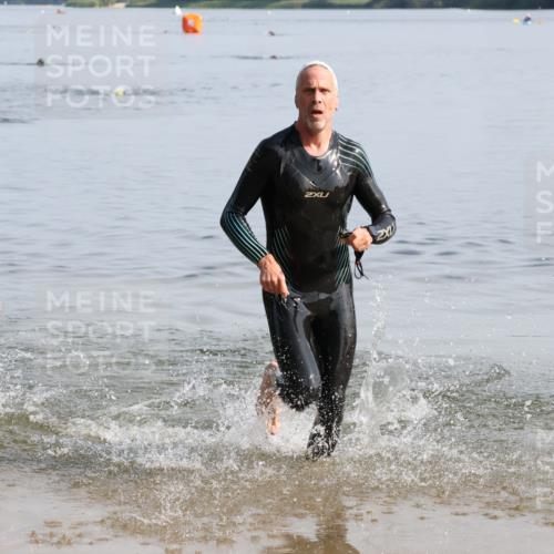 15.06.2025 - 27. Vierlanden-Triathlon Lena Gebhardt http://msf.ph/oto/8047996 15.06.2025 08:58:02 Schwimmen 151, 157 meine-sportfotos.de