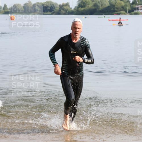 15.06.2025 - 27. Vierlanden-Triathlon Lena Gebhardt http://msf.ph/oto/8047998 15.06.2025 08:58:03 Schwimmen 151, 157 meine-sportfotos.de