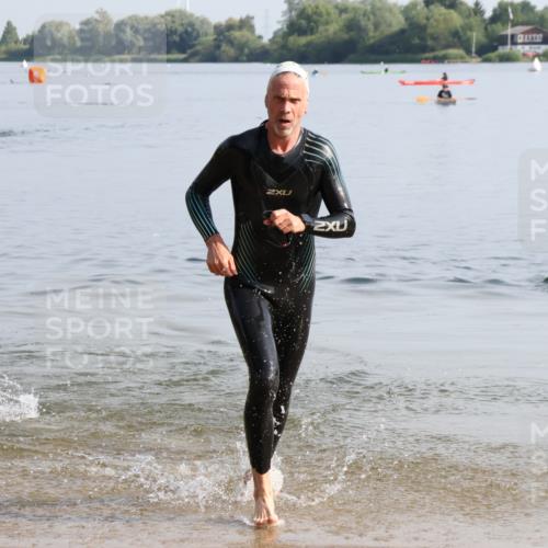 15.06.2025 - 27. Vierlanden-Triathlon Lena Gebhardt http://msf.ph/oto/8048000 15.06.2025 08:58:03 Schwimmen 151, 157 meine-sportfotos.de