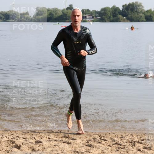 15.06.2025 - 27. Vierlanden-Triathlon Lena Gebhardt http://msf.ph/oto/8048001 15.06.2025 08:58:03 Schwimmen 151, 157 meine-sportfotos.de