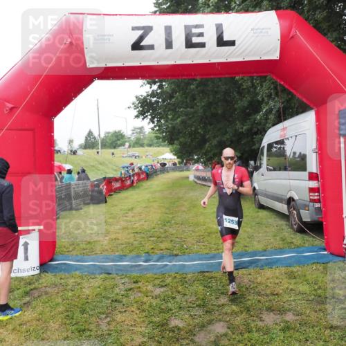 21.06.2025 - 27. Vierlanden-Triathlon MichiJ http://msf.ph/oto/8048002 15.06.2026 14:16:19 Ziel 1253 meine-sportfotos.de