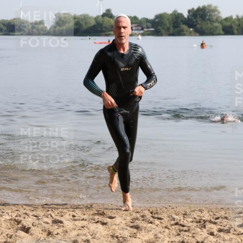 15.06.2025 - 27. Vierlanden-Triathlon Lena Gebhardt http://msf.ph/oto/8048003 15.06.2025 08:58:03 Schwimmen 151, 157 meine-sportfotos.de