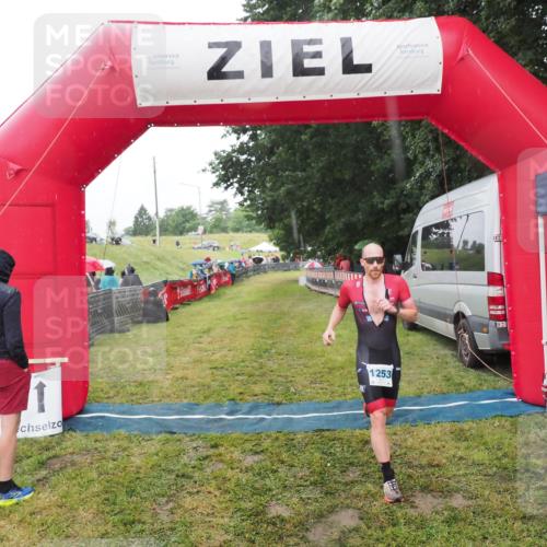 21.06.2025 - 27. Vierlanden-Triathlon MichiJ http://msf.ph/oto/8048004 15.06.2026 14:16:19 Ziel 1253 meine-sportfotos.de