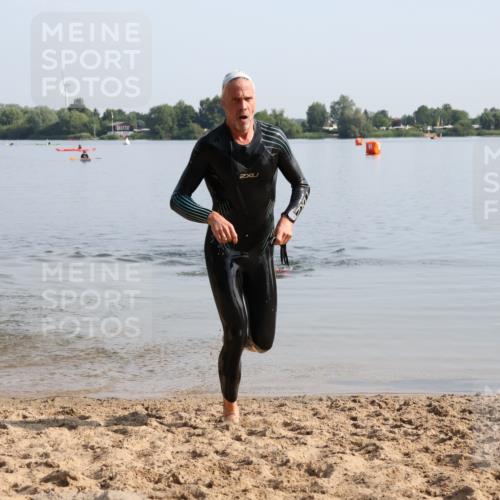 15.06.2025 - 27. Vierlanden-Triathlon Lena Gebhardt http://msf.ph/oto/8048005 15.06.2025 08:58:04 Schwimmen 151, 157 meine-sportfotos.de