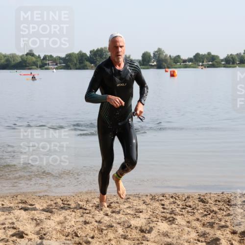 15.06.2025 - 27. Vierlanden-Triathlon Lena Gebhardt http://msf.ph/oto/8048007 15.06.2025 08:58:04 Schwimmen 151, 157 meine-sportfotos.de