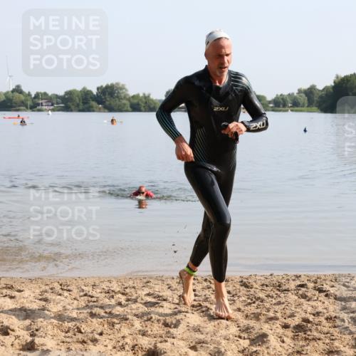 15.06.2025 - 27. Vierlanden-Triathlon Lena Gebhardt http://msf.ph/oto/8048009 15.06.2025 08:58:05 Schwimmen 151, 157 meine-sportfotos.de