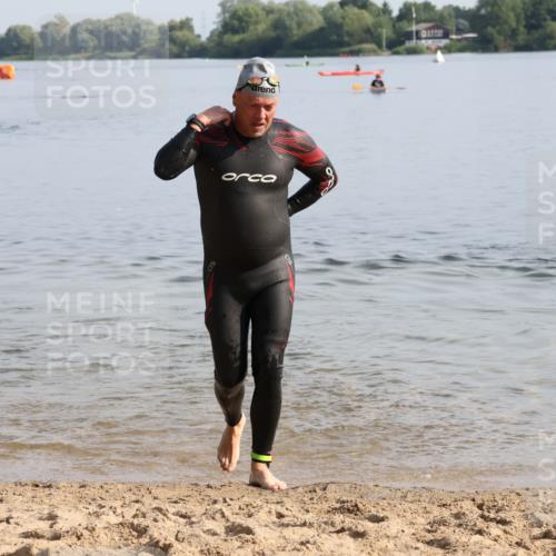 15.06.2025 - 27. Vierlanden-Triathlon Lena Gebhardt http://msf.ph/oto/8048015 15.06.2025 08:58:07 Schwimmen 151, 157, 232 meine-sportfotos.de